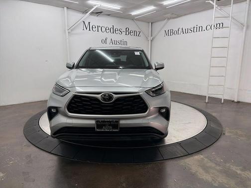 Silver 2022 Toyota Highlander LE
