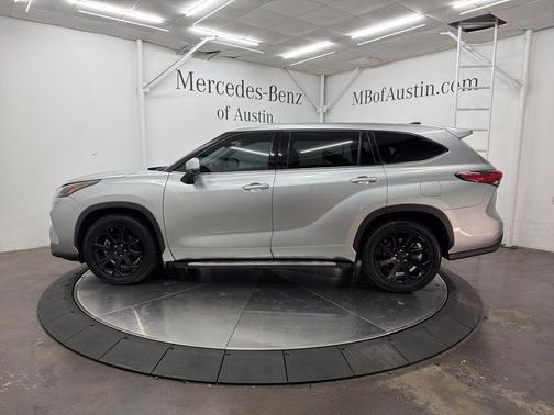 Silver 2022 Toyota Highlander LE