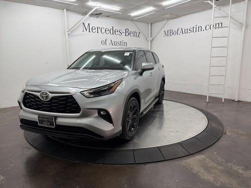 Silver 2022 Toyota Highlander LE