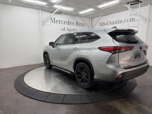Silver 2022 Toyota Highlander LE