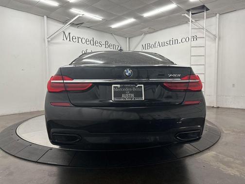 Black Sapphire Metallic 2018 BMW 740 i