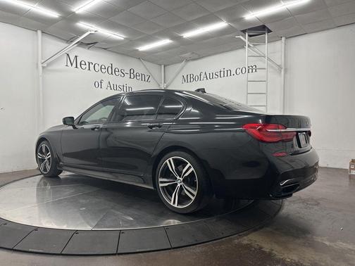 Black Sapphire Metallic 2018 BMW 740 i