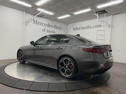 Vesuvio Gray Metallic 2022 Alfa Romeo Giulia Veloce