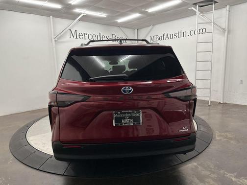 2023 Toyota Sienna LE