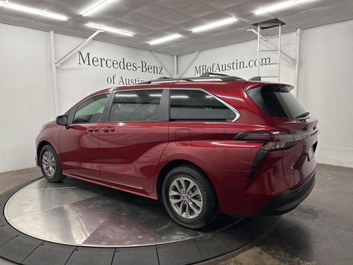 2023 Toyota Sienna LE