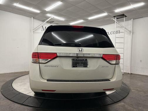 White 2016 Honda Odyssey SE