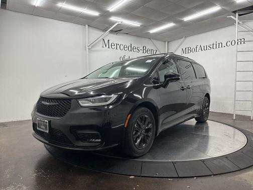 Brilliant Black Crystal Pearlcoat 2021 Chrysler Pacifica Touring-L