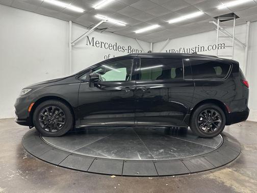 Brilliant Black Crystal Pearlcoat 2021 Chrysler Pacifica Touring-L