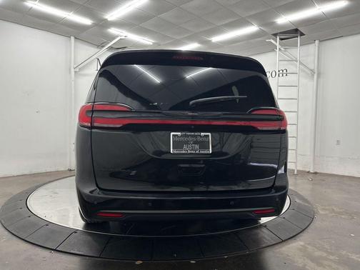 Brilliant Black Crystal Pearlcoat 2021 Chrysler Pacifica Touring-L