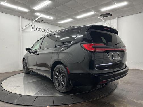 Brilliant Black Crystal Pearlcoat 2021 Chrysler Pacifica Touring-L