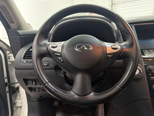 2016 INFINITI QX70 Base