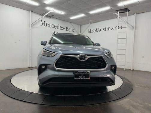 Moon Dust 2022 Toyota Highlander XLE