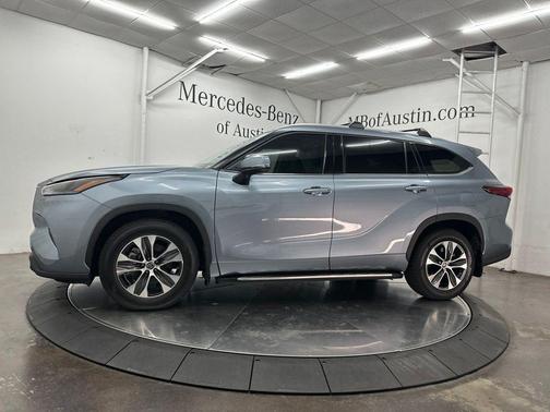 Moon Dust 2022 Toyota Highlander XLE