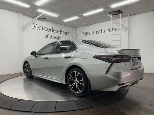 Celestial Silver Metallic 2018 Toyota Camry SE