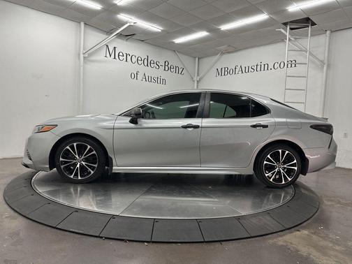Celestial Silver Metallic 2018 Toyota Camry SE