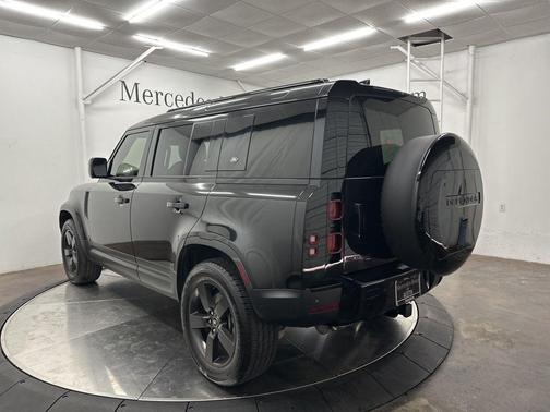 2022 Land Rover Defender 110 SE