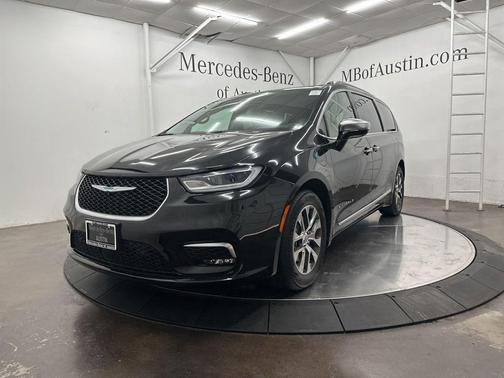 Brilliant Black Crystal Pearlcoat 2021 Chrysler Pacifica Hybrid Pinnacle