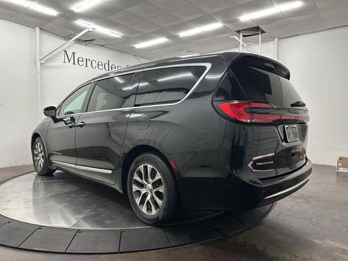 Brilliant Black Crystal Pearlcoat 2021 Chrysler Pacifica Hybrid Pinnacle