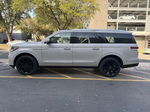 2023 Lincoln Navigator L Reserve