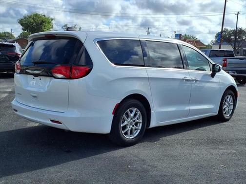 2023 Chrysler Voyager LX