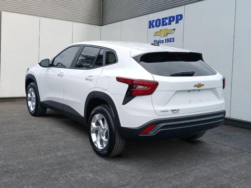 Summit White 2026 Chevrolet Trax LS