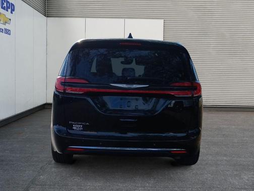 Diamond Black 2025 Chrysler Pacifica Select