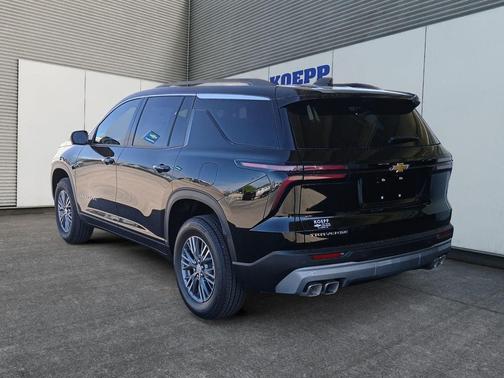 Mosaic Black Metallic 2026 Chevrolet Traverse LT