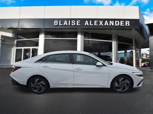 2025 Hyundai ELANTRA SEL