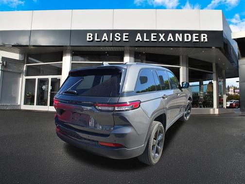 Baltic Gray Metallic Clearcoat 2024 Jeep Grand Cherokee Altitude