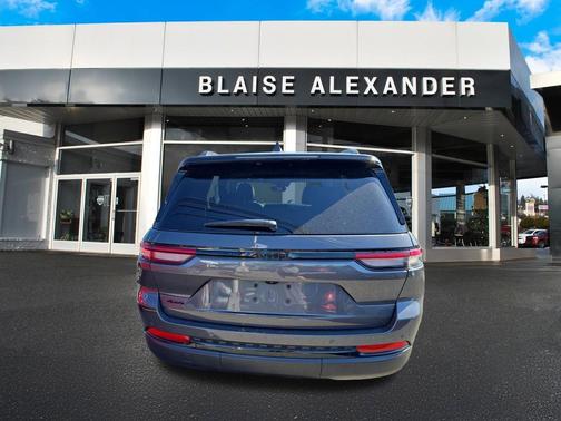 Baltic Gray Metallic Clearcoat 2024 Jeep Grand Cherokee Altitude
