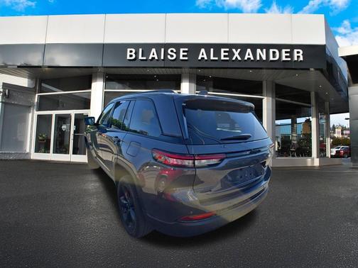 Baltic Gray Metallic Clearcoat 2024 Jeep Grand Cherokee Altitude