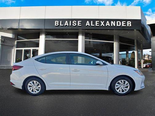 2019 Hyundai ELANTRA SE