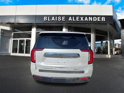 White Frost Tricoat 2023 GMC Yukon SLT