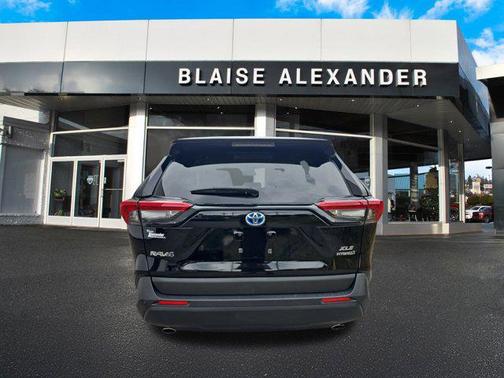2022 Toyota RAV4 Hybrid XLE