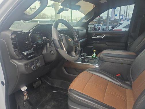 Iridescent Pearl Tricoat 2023 Chevrolet Silverado 1500 High Country