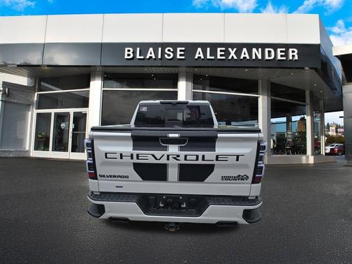 Iridescent Pearl Tricoat 2023 Chevrolet Silverado 1500 High Country