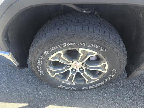 Summit White 2023 GMC Sierra 1500 SLE