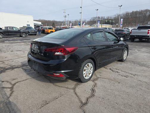 2019 Hyundai ELANTRA SE