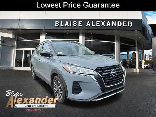 Gray/Super Black 2024 Nissan Kicks SV