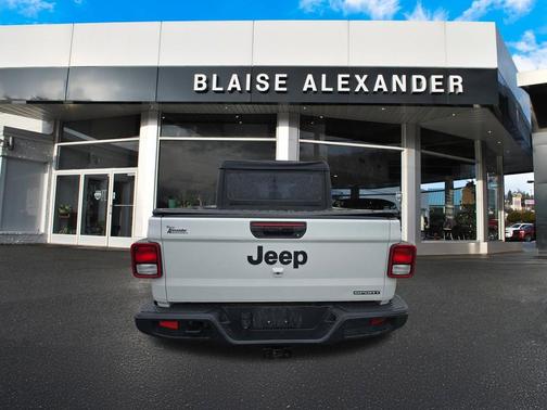 Bright White Clearcoat 2021 Jeep Gladiator Sport