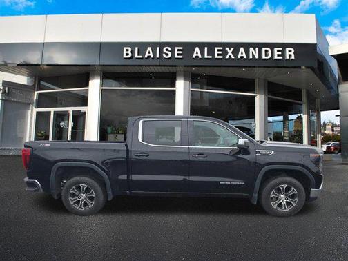 Onyx Black 2022 GMC Sierra 1500 SLE