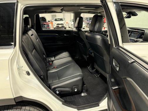 White 2018 Toyota Highlander Limited