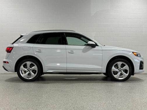 Glacier White Metallic 2021 Audi Q5 40 Premium Plus