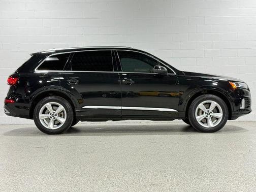 Mythos Black Metallic 2023 Audi Q7 45 Premium