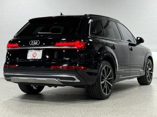 Mythos Black Metallic 2022 Audi Q7 55 Premium