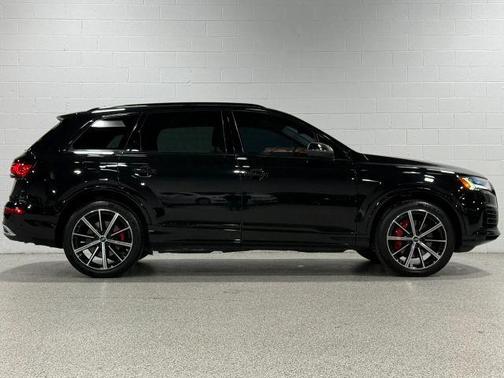 Mythos Black Metallic 2022 Audi Q7 55 Premium