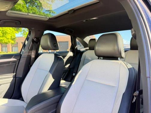 Deep Black Pearl Effect 2019 Volkswagen Jetta 1.4T R-Line