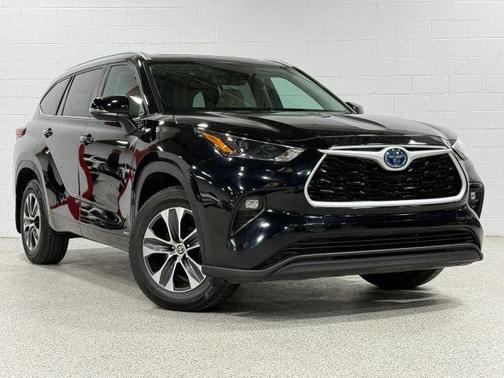 Black 2023 Toyota Highlander Hybrid XLE