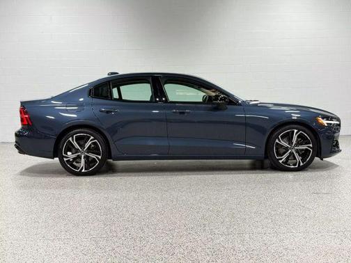 2024 Volvo S60 B5 Core Dark Theme