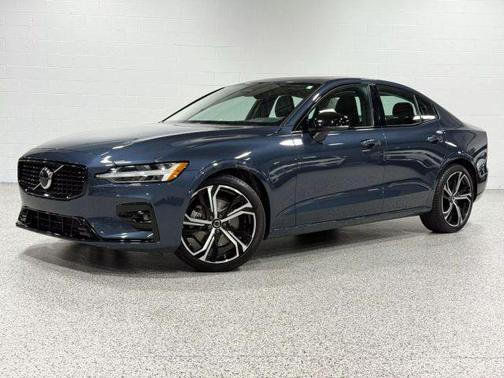2024 Volvo S60 B5 Core Dark Theme